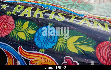 Originali Volkswagen Beetle dipinta nel tradizionale flamboyant brillante stile colorato di Pakistani carrello arte Montmartre Parigi Foto Stock