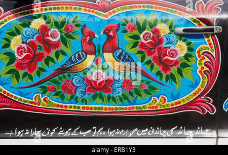 Originali Volkswagen Beetle dipinta nel tradizionale flamboyant brillante stile colorato di Pakistani carrello arte Montmartre Parigi Foto Stock