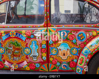 Originali Volkswagen Beetle dipinta nel tradizionale flamboyant brillante stile colorato di Pakistani carrello arte Montmartre Parigi Foto Stock