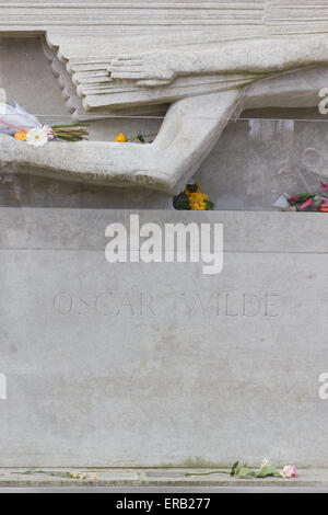 La figura alata dallo scultore Jacob Epstein sulla tomba di scrittore Oscar Wilde cimitero Pere Lachaise Parigi Francia Europa Foto Stock