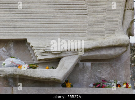 La figura alata dallo scultore Jacob Epstein sulla tomba di scrittore Oscar Wilde cimitero Pere Lachaise Parigi Francia Europa Foto Stock