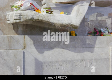 La figura alata dallo scultore Jacob Epstein sulla tomba di scrittore Oscar Wilde cimitero Pere Lachaise Parigi Francia Europa Foto Stock