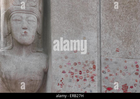 La figura alata dallo scultore Jacob Epstein sulla tomba di scrittore Oscar Wilde cimitero Pere Lachaise Parigi Francia Europa Foto Stock