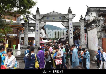 (150531) -- DALI, 31 maggio 2015 (Xinhua) -- File foto scattata il 2 agosto 2014 mostra persone visitano lo straniero's Street a Dali antica città del sud-ovest della Cina di Provincia di Yunnan. I visitatori della città antica di Dali e verrà addebitata una tassa di entrata a partire dal 7 settembre 1 quest'anno al fine di coprire i costi di manutenzione, un governo conferenza stampa ha annunciato il Sabato. La città antica si carica 30 RMB (4,9 dollari USA) per ogni turista che visita il sito con gli agenti di viaggio e raccoglie l'uno percento del reddito generato da negozi e bancarelle in città, secondo un annuncio fr Foto Stock