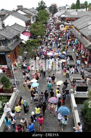 (150531) -- DALI, 31 maggio 2015 (Xinhua) -- File foto scattata il 1 agosto, 2014 mostra la gente visita Dali e antica città del sud-ovest della Cina di Provincia di Yunnan. I visitatori della città antica di Dali e verrà addebitata una tassa di entrata a partire dal 7 settembre 1 quest'anno al fine di coprire i costi di manutenzione, un governo conferenza stampa ha annunciato il Sabato. La città antica si carica 30 RMB (4,9 dollari USA) per ogni turista che visita il sito con gli agenti di viaggio e raccoglie l'uno percento del reddito generato da negozi e bancarelle in città, secondo un annuncio dalla città antica protec Foto Stock