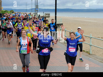 Edinburgh, Regno Unito. 31 Maggio, 2015. Portobello Lungomare, Scozia. Ora nel suo tredicesimo anno, questo popolare e sempre crescenti del marathon festival si svolge nella capitale della Scozia in città con il Castello di Edimburgo come suo sfondo. Si continua attraverso la East Lothian. Maratona di Edimburgo entrato a far parte del mondo delle élite gare su strada nel 2012 diventando la prima maratona in Scozia per essere ufficialmente riconosciuto dalla IAAF, l atletica che disciplinano il corpo. La IAAF etichetta di bronzo mette la gara tra i top 75 del mondo rendendo una parte pivotante del calendario sportivo per i corridori. Foto Stock