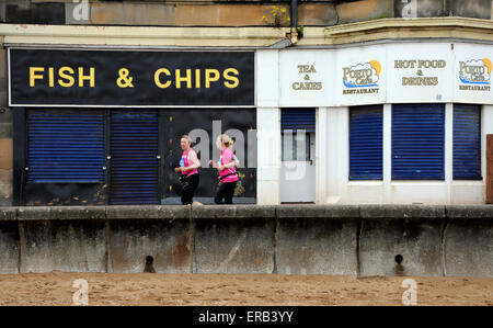 Edinburgh, Regno Unito. 31 Maggio, 2015. Portobello Lungomare, Scozia. Ora nel suo tredicesimo anno, questo popolare e sempre crescenti del marathon festival si svolge nella capitale della Scozia in città con il Castello di Edimburgo come suo sfondo. Si continua attraverso la East Lothian. Maratona di Edimburgo entrato a far parte del mondo delle élite gare su strada nel 2012 diventando la prima maratona in Scozia per essere ufficialmente riconosciuto dalla IAAF, l atletica che disciplinano il corpo. La IAAF etichetta di bronzo mette la gara tra i top 75 del mondo rendendo una parte pivotante del calendario sportivo per i corridori. Foto Stock