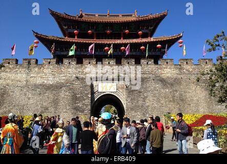 (150531) -- DALI, 31 maggio 2015 (Xinhua) -- File foto scattata il 9 novembre 5, 2013 mostra persone visitano il cancello sud di Dali e antica città del sud-ovest della Cina di Provincia di Yunnan. I visitatori della città antica di Dali e verrà addebitata una tassa di entrata a partire dal 7 settembre 1 quest'anno al fine di coprire i costi di manutenzione, un governo conferenza stampa ha annunciato il Sabato. La città antica si carica 30 RMB (4,9 dollari USA) per ogni turista che visita il sito con gli agenti di viaggio e raccoglie l'uno percento del reddito generato da negozi e bancarelle in città, secondo un annuncio da un Foto Stock