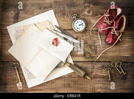 Antique forniture per ufficio e accessori per la scrittura. Nostalgico ancora in vita. In stile retrò tonica foto Foto Stock