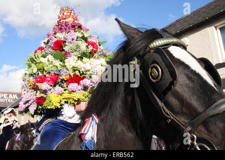 Indossa un copricapo floreale, la ghirlanda re attraverso processi di Castleton in Peak District nella celebrazione della quercia giorno Apple UK Foto Stock