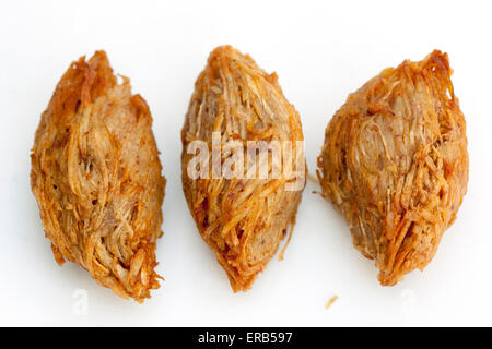 Fritti di nidificazione degli uccelli snack in vendita presso la Donghuamen Night Market di Pechino Foto Stock