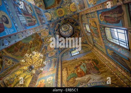 Pittura e mosaico su cupole e colonne in interno del Salvatore sul Sangue versato nella cattedrale di San Pietroburgo. La Russia Foto Stock