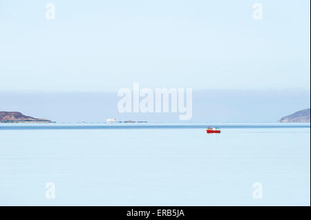 Un piccolo peschereccio per traino rende modo attraverso il molto calme acque su Scotlands West Coast. Un altro peschereccio da traino può semplicemente essere realizzato sull'ho Foto Stock