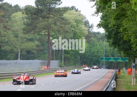 Le Mans, Francia. 31 Maggio, 2015. 24 Ore Le Mans test ufficiali del giorno. Un treno di vetture gare giù nel bosco di sezione. © Azione Sport Plus/Alamy Live News Foto Stock