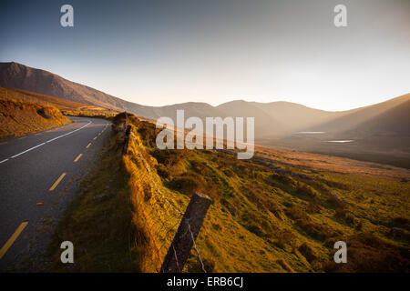 Vista dalla strada vicino a Conor Pass, tra Dingle e Tralee. Contea di Kerry, Repubblica di Irlanda. Foto Stock