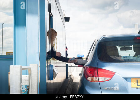Vettura inglese di pagare in contanti presso un francese casello sull'autostrada Autostrada Foto Stock