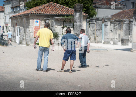 Gruppo di uomini francesi giocando a bocce in piazza del paese Foto Stock