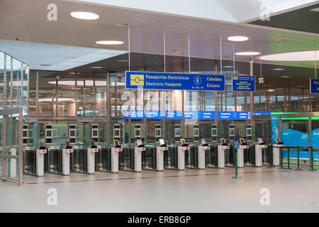 Passeggero passaporto elettronico di controllo controllare cancelli: banchi per il controllo della partenza / i passeggeri dell'UE lasciando Lisbona Portela Airport. Foto Stock