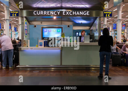 Il ghiaccio bureau de change - Cambio valuta internazionale - in Eurostar lounge di partenza stazione ferroviaria internazionale di St Pancras stazione ferroviaria London REGNO UNITO Foto Stock