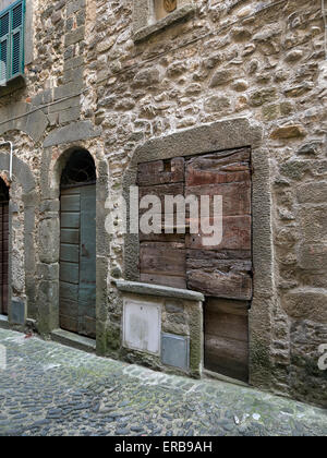 Villafranca in Lunigiana, Italia. Sulla Via Francigena di pellegrinaggio. Città vecchia architettura dettaglio. Foto Stock