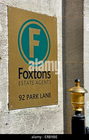 Foxtons agenti immobiliari firmare fuori sede succursale in Park Lane Londra Inghilterra REGNO UNITO Foto Stock