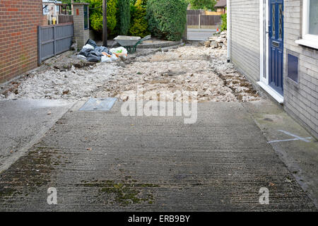 Immobili residenziali vecchio cemento auto vialetto essendo rotto e preparati per il nuovo blocco di pavimentazione come ricambio home improvement England Regno Unito Foto Stock