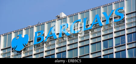 Barclays Bank livello del tetto segno e logo sul Canary Wharf sede edificio Ufficio Londra Inghilterra REGNO UNITO Foto Stock