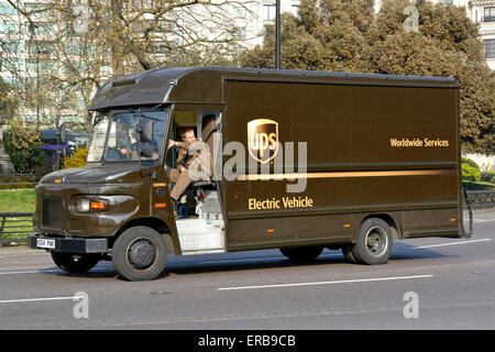 Electric Vehicle United Parcel Worldwide Service UPS supply chain di fornitura elettrica marrone consegna furgone autista equipaggio e compagno Londra Inghilterra UK Foto Stock