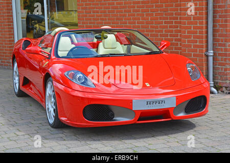 Ferrari auto parcheggiate fuori Meridien Modena concessionarie auto showroom a Lyndhurst New Forest Hampshire England Regno Unito Foto Stock