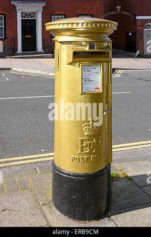 Royal Mail post scatola dipinta oro in riconoscimento di Ben Ainslie medaglia d oro vincere a Londra 2012 Giochi Olimpici Lymington New Forest Hampshire England Regno Unito Foto Stock