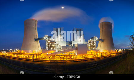 Un moderno carbone marrone power station con la notte blu del cielo della sera. Vista panoramica ampia angolazione. Foto Stock