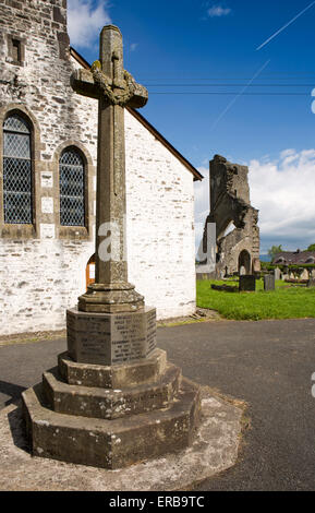 Il Galles, Carmarthenshire, Talley, la chiesa di San Michele Memoriale di guerra e Talley Abbey Foto Stock