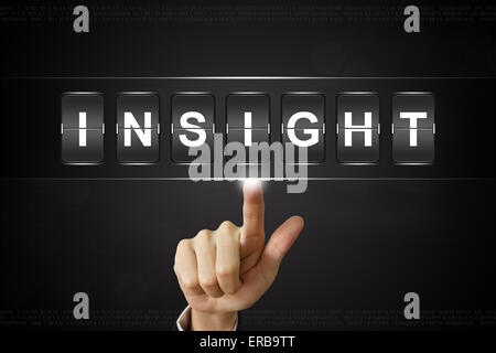 Business mano spingendo insight sul display Flipboard Foto Stock