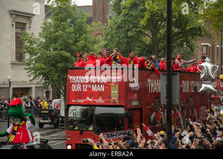 Londra, Regno Unito. 31 Maggio, 2015. Arsenal giocatori, celebrare la loro 2015 FA Cup vittoria su Aston Villa con una parata attraverso Islington, Londra in un open top double-decker bus. Nonostante la pioggia, folle di appassionati allietare loro davanti a Islington Municipio su Upper Street. Tra i giocatori sono Wojciech Szczęsny, Per Mertesacker, Tomáš Rosický, Mikel ARTETA, Jack Wilshere, Alexis Sánchez, Danny Welbeck, Kieran Gibbs, David Ospina. Credito: a Vista/fotografica Alamy Live News Foto Stock