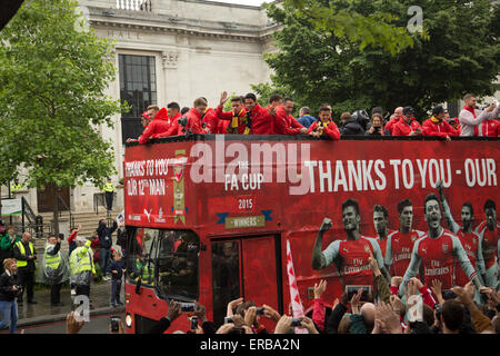 Londra, Regno Unito. 31 Maggio, 2015. Arsenal giocatori, celebrare la loro 2015 FA Cup vittoria su Aston Villa con una parata attraverso Islington, Londra in un open top double-decker bus. Nonostante la pioggia, folle di appassionati allietare loro davanti a Islington Municipio su Upper Street. Tra i giocatori sono Wojciech Szczęsny, Per Mertesacker, Tomáš Rosický, Mikel ARTETA, Jack Wilshere, Alexis Sánchez, Danny Welbeck, Kieran Gibbs, David Ospina. Credito: a Vista/fotografica Alamy Live News Foto Stock