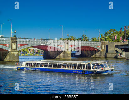 Barca fluviale da crociera sul Fiume Yarra con Princes ponte dietro, Southbank Melbourne Australia Foto Stock