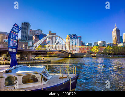 Southbank passerella e barche sul Fiume Yarra waterfront, Southbank, Melbourne Australia Foto Stock