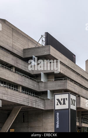 Segno di benvenuto al di fuori del Teatro Nazionale sulla Southbank di Londra Foto Stock