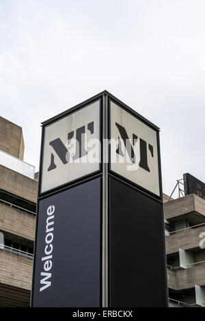 Segno di benvenuto al di fuori del Teatro Nazionale sulla Southbank di Londra Foto Stock