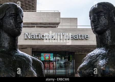 L'ingresso al Teatro Nazionale su London Southbank incorniciata da una coppia di statue in bronzo Foto Stock