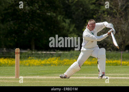 Village cricket a lunga Itchington, Warwickshire, Inghilterra, Regno Unito Foto Stock