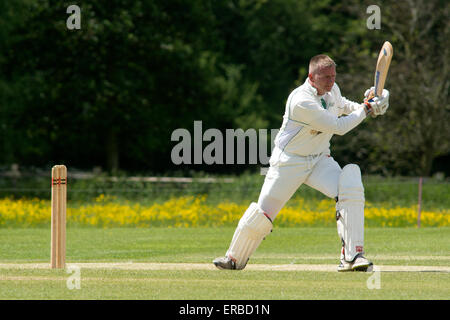 Village cricket a lunga Itchington, Warwickshire, Inghilterra, Regno Unito Foto Stock