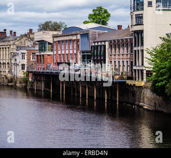 Bar/ristoranti con balconi a strapiombo sul fiume Ouse. Supportato sui puntelli del fiume. Foto Stock