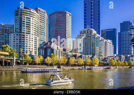 Visite turistiche crociera sul fiume barche sul Fiume Yarra in Southgate, Southbank waterfront precinc di Melbourne Australia Foto Stock