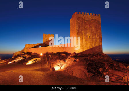 Portogallo: vista notturna del castello medievale del borgo storico Linhares da Beira Foto Stock