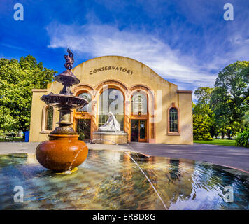 La fontana e la statua in marmo bianco di donna, patrimonio dell'umanità, Vittoriano costruito conservatorio in Giardini Fitzroy, Melbourne, Australia Foto Stock