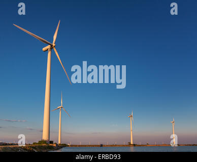 Le turbine eoliche a generare energia nel porto di Copenaghen, Danimarca Foto Stock