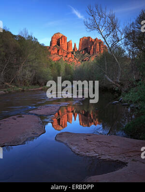 Cattedrale Rock riflette in Oak Creek come si vede al Red Rock attraversando a Sedona, in Arizona Foto Stock