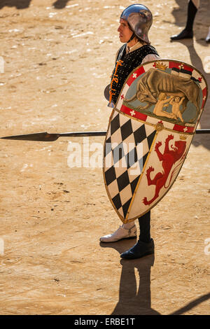 Corteo in costumi storici, cavalieri in armatura con i caschi, il Palio di Siena Siena, Toscana, Italia Foto Stock