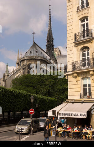 Vista del caffè francese Esmerelda e della facciata est della cattedrale medievale gotica di Notre Dame, Parigi, come si vede da Pont Saint Louis. Francia Foto Stock